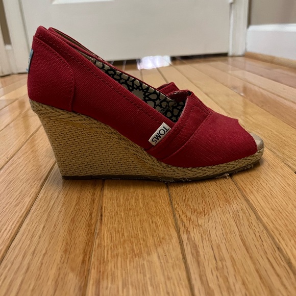 Size 5 red Tom wedges - Picture 1 of 3